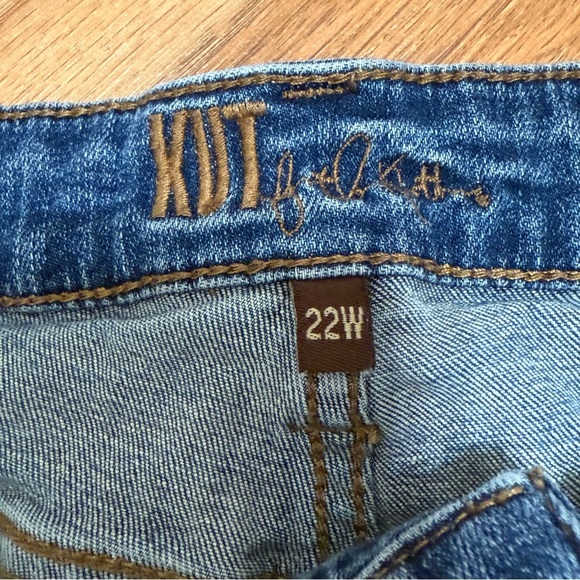 Kut from the Kloth Barb Bermuda distressed jean shorts  plus size 22 - Picture 7 of 8